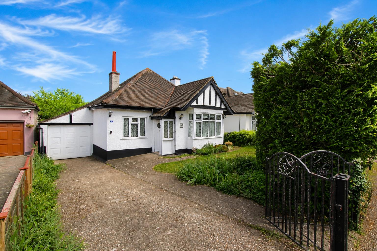 3 bed property in Pine Ridge, Carshalton